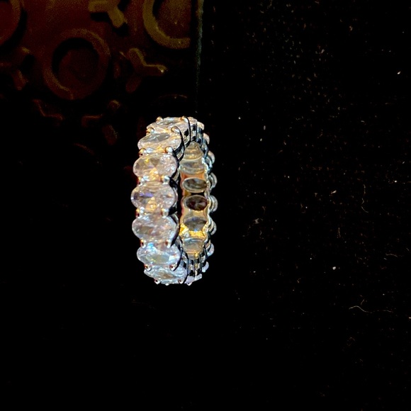 NEW Daniela Swaebe Sz 7 ETERNAL STAPLE 9.5CTW OVAL CUT ETERNITY BAND - SILVER - Picture 4 of 11